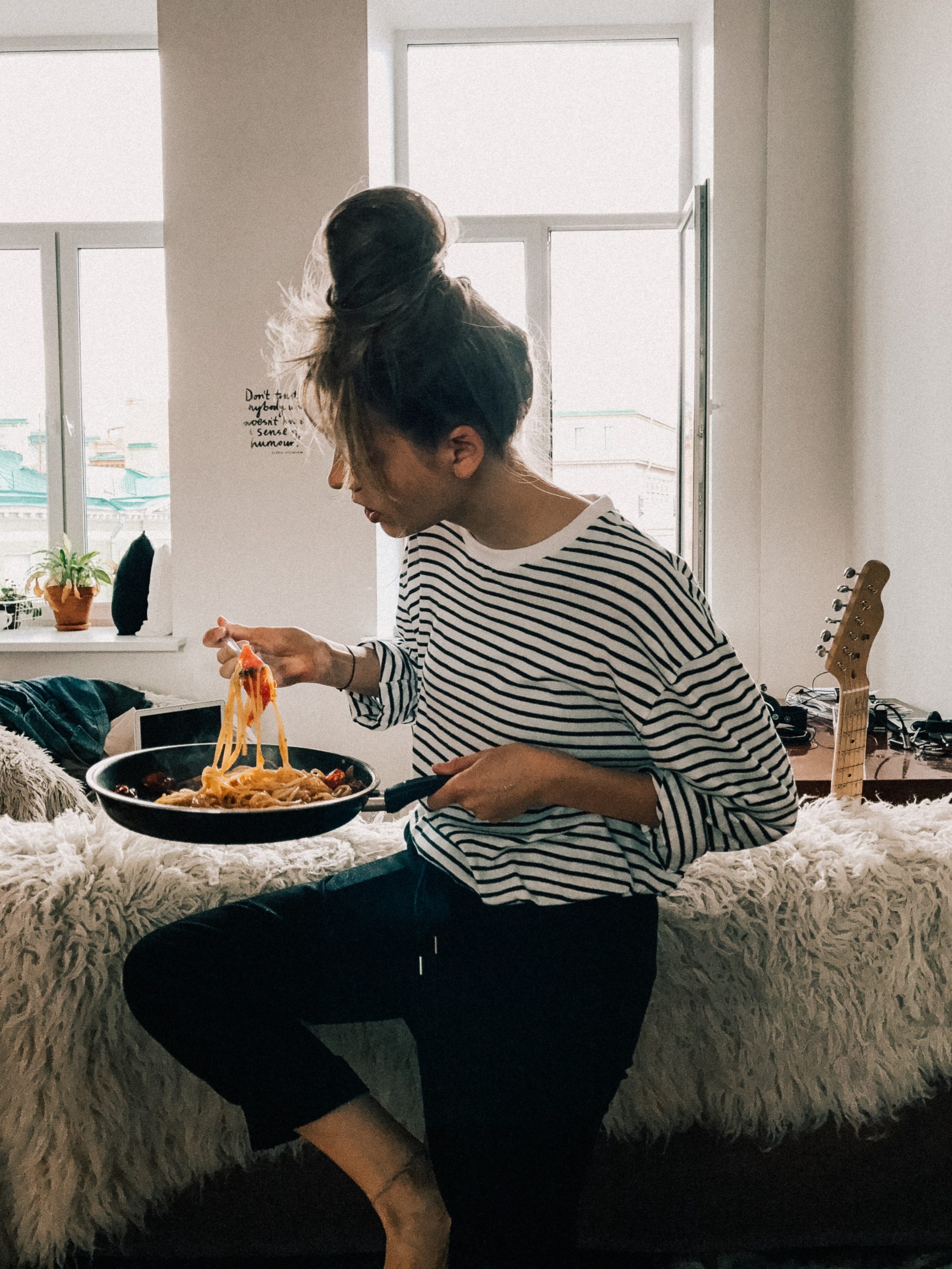 cibo e moda ragazza che mangia pasta